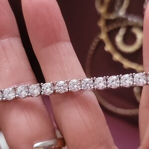 Elegant Gold Bracelet with Crystal Accents 6 Inch